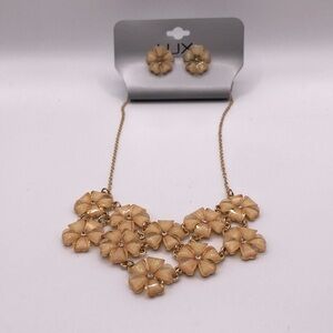 NWT Lux pink flower & rhinestone necklace & earring set